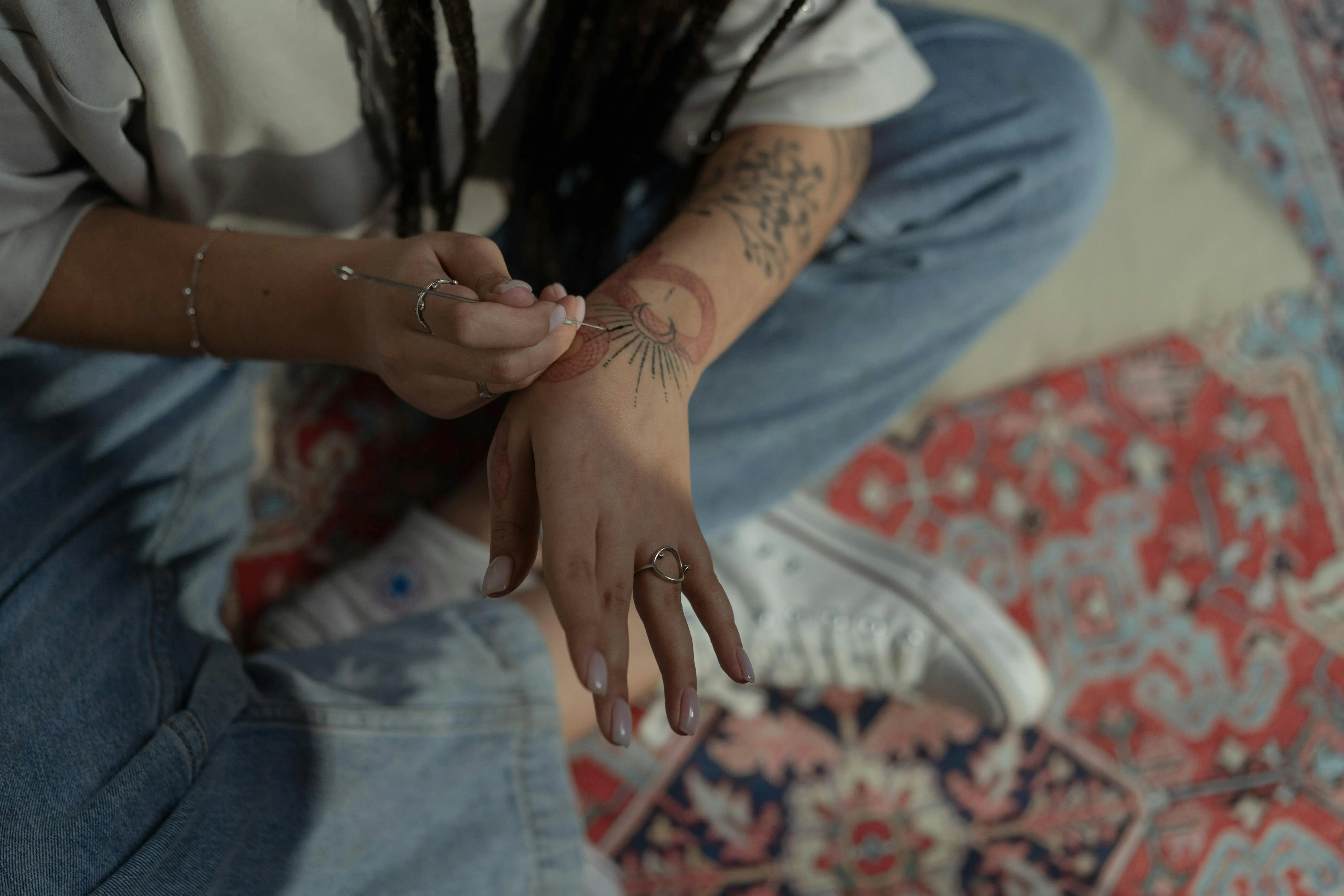 Hand-Poked vs Machine Tattoos: Key Differences